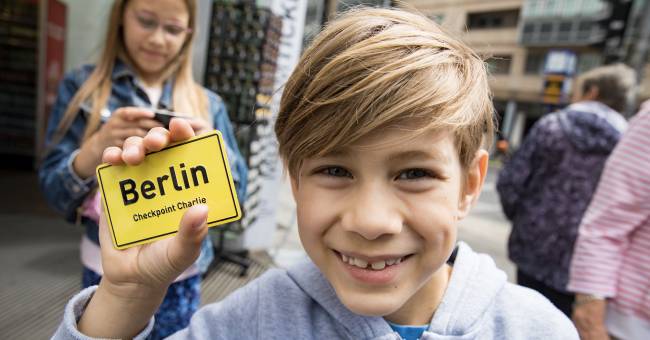 Kinder am Checkpoint Charlie – Jugendherberge Berlin Ostkreuz